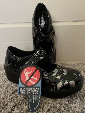 Easy Works by Easy Street Letsee Black Patent Floral Mary Jane Heels - Size 7.5